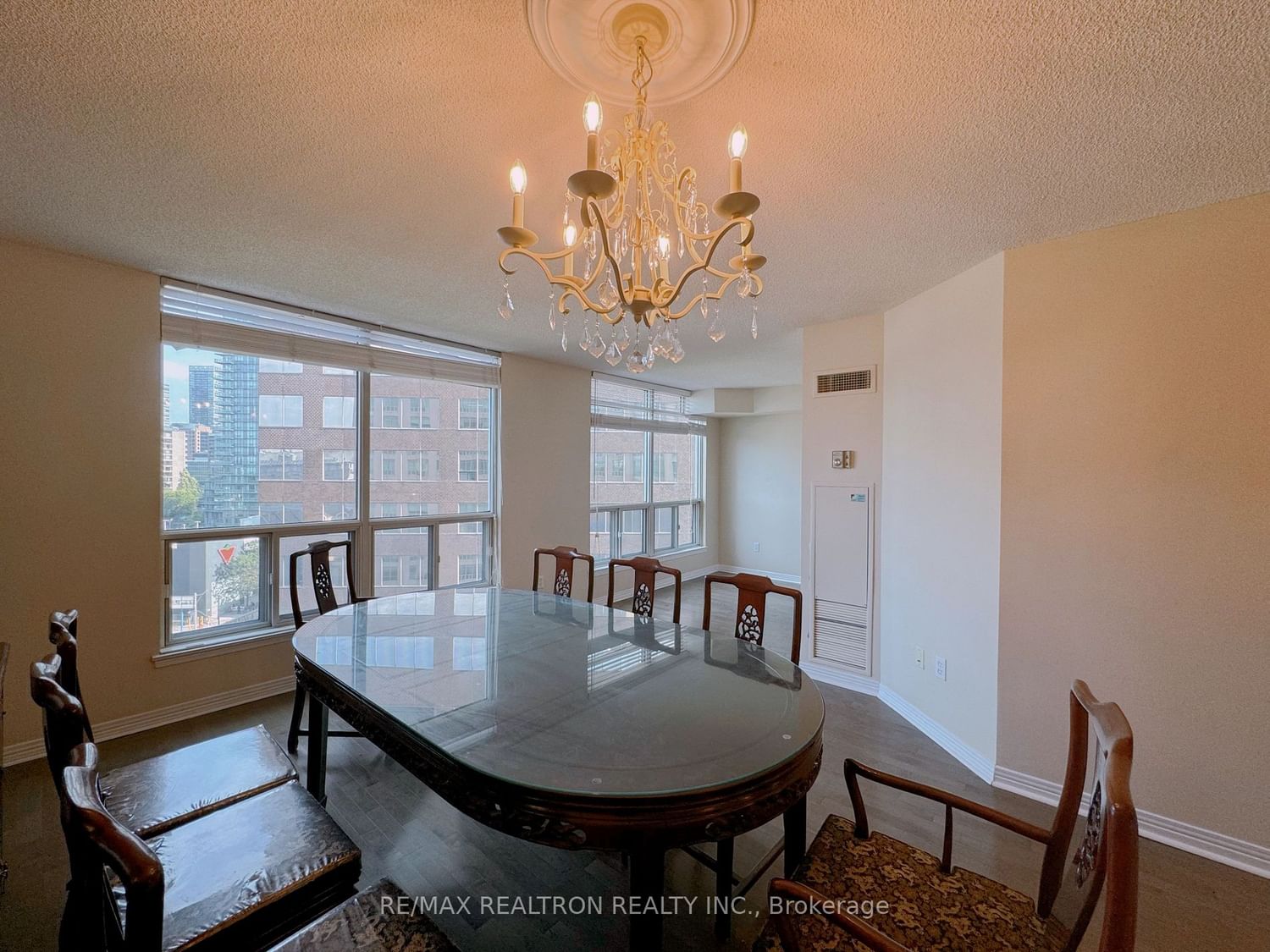 942 Yonge St, unit 909 for rent