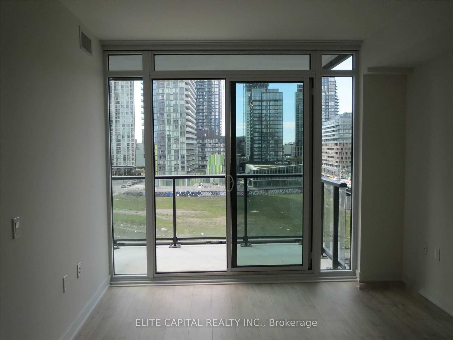 576 Front St W, unit 510E for rent