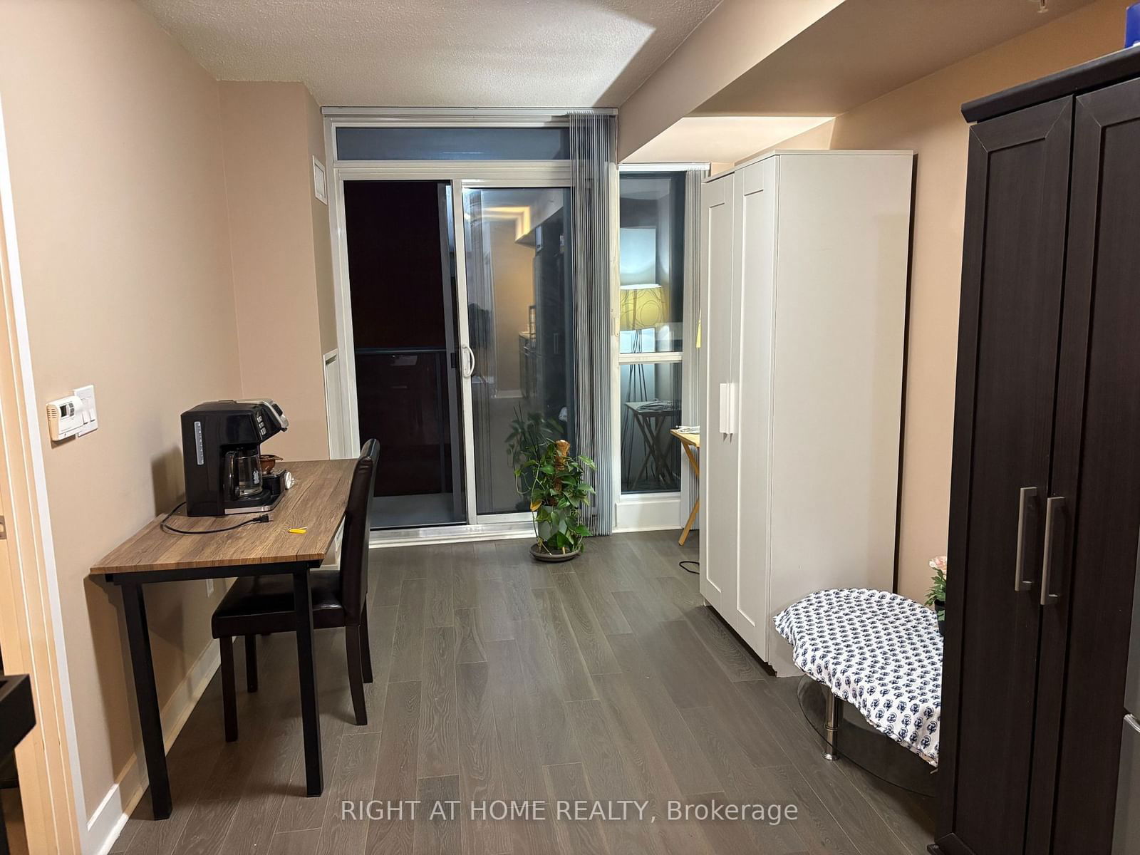 295 Adelaide St W, unit 318 for rent