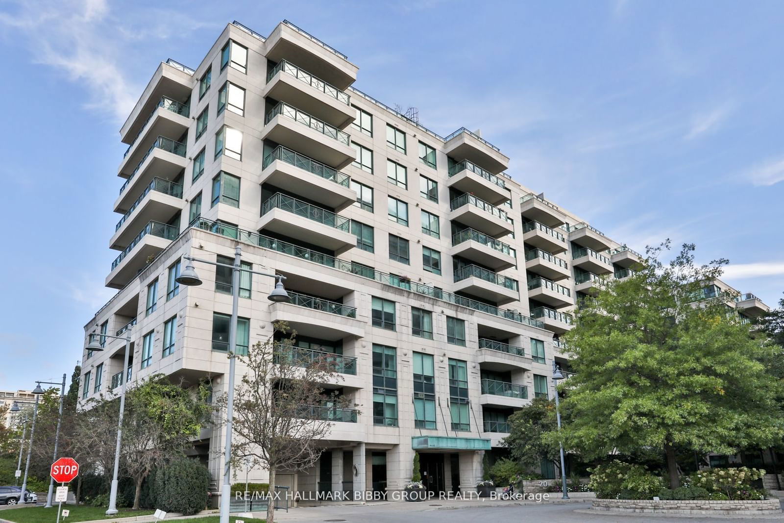 20 Scrivener Sq, unit 604 for rent