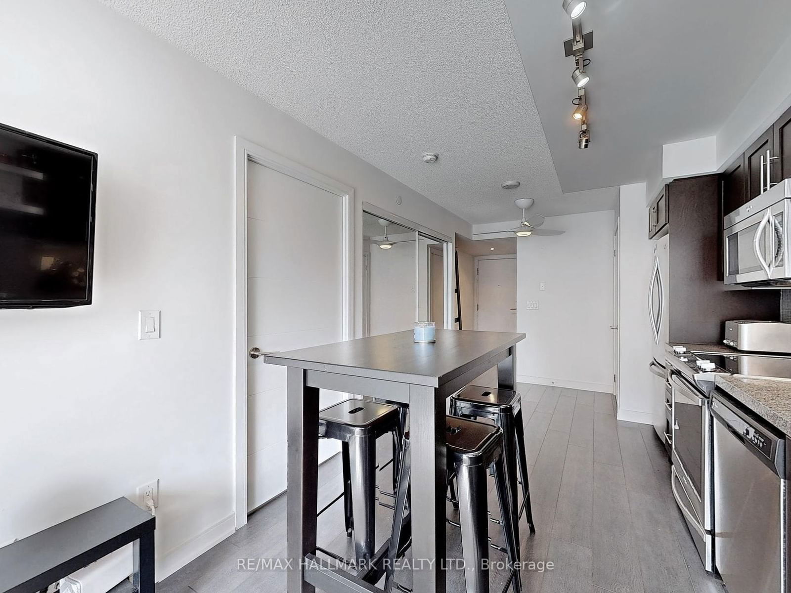 525 Adelaide St W, unit 517 for rent