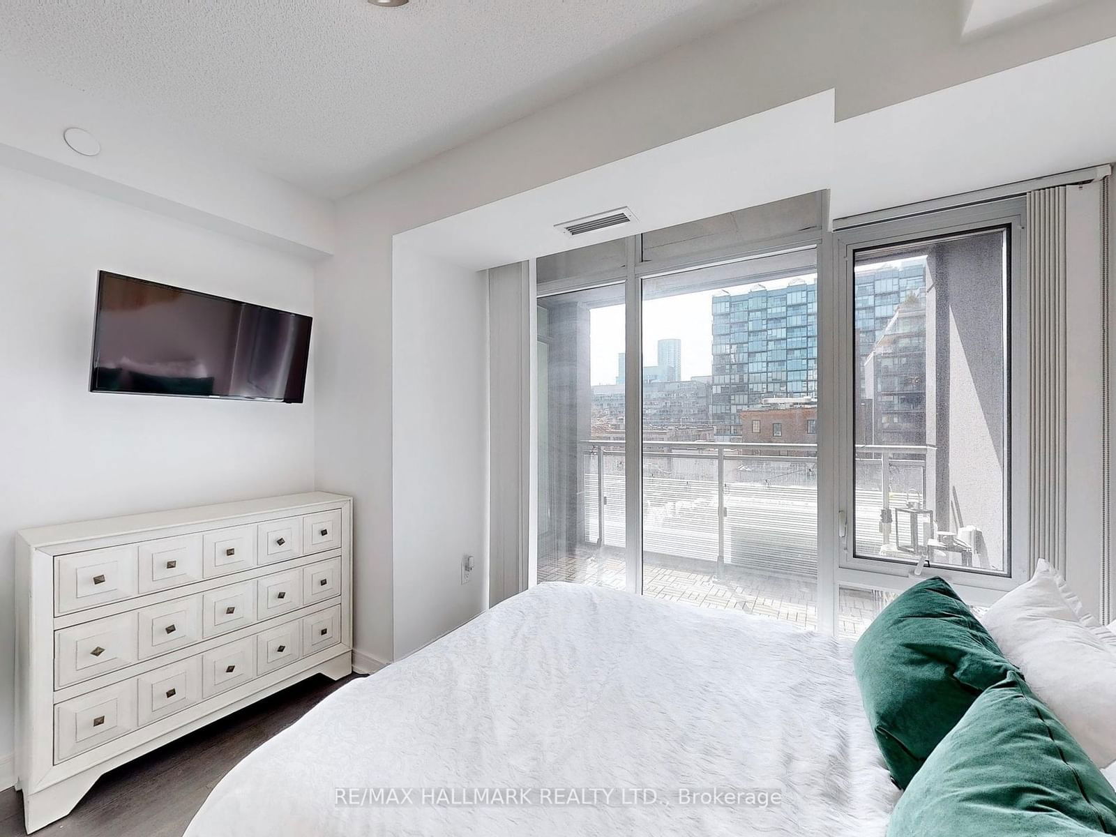 525 Adelaide St W, unit 517 for rent