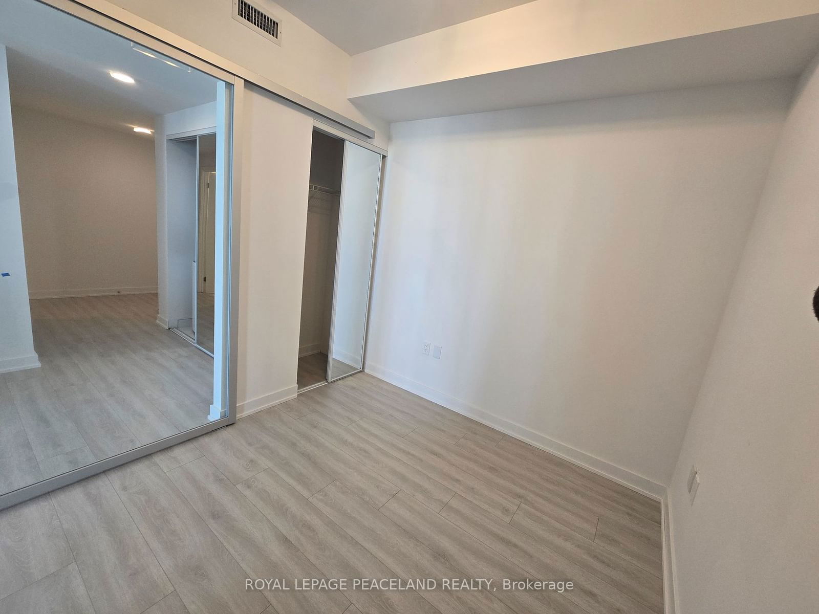 238 Simcoe St, unit 2809 for rent