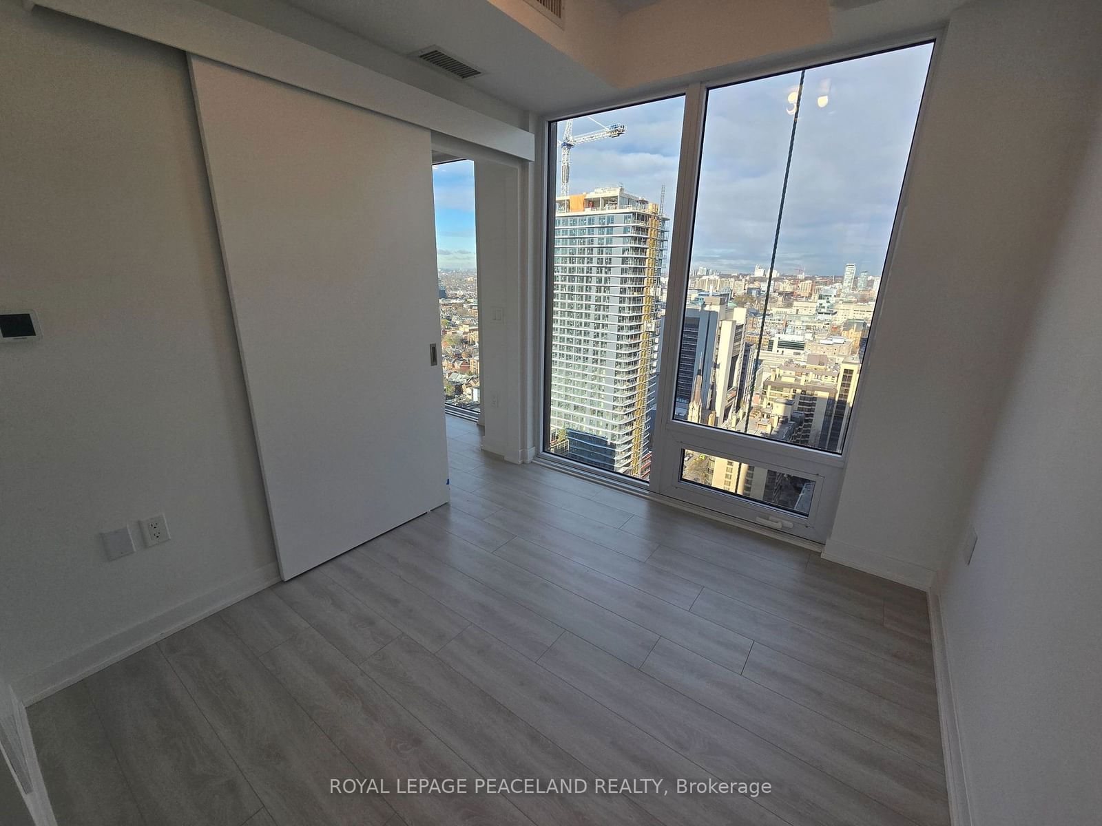 238 Simcoe St, unit 2809 for rent