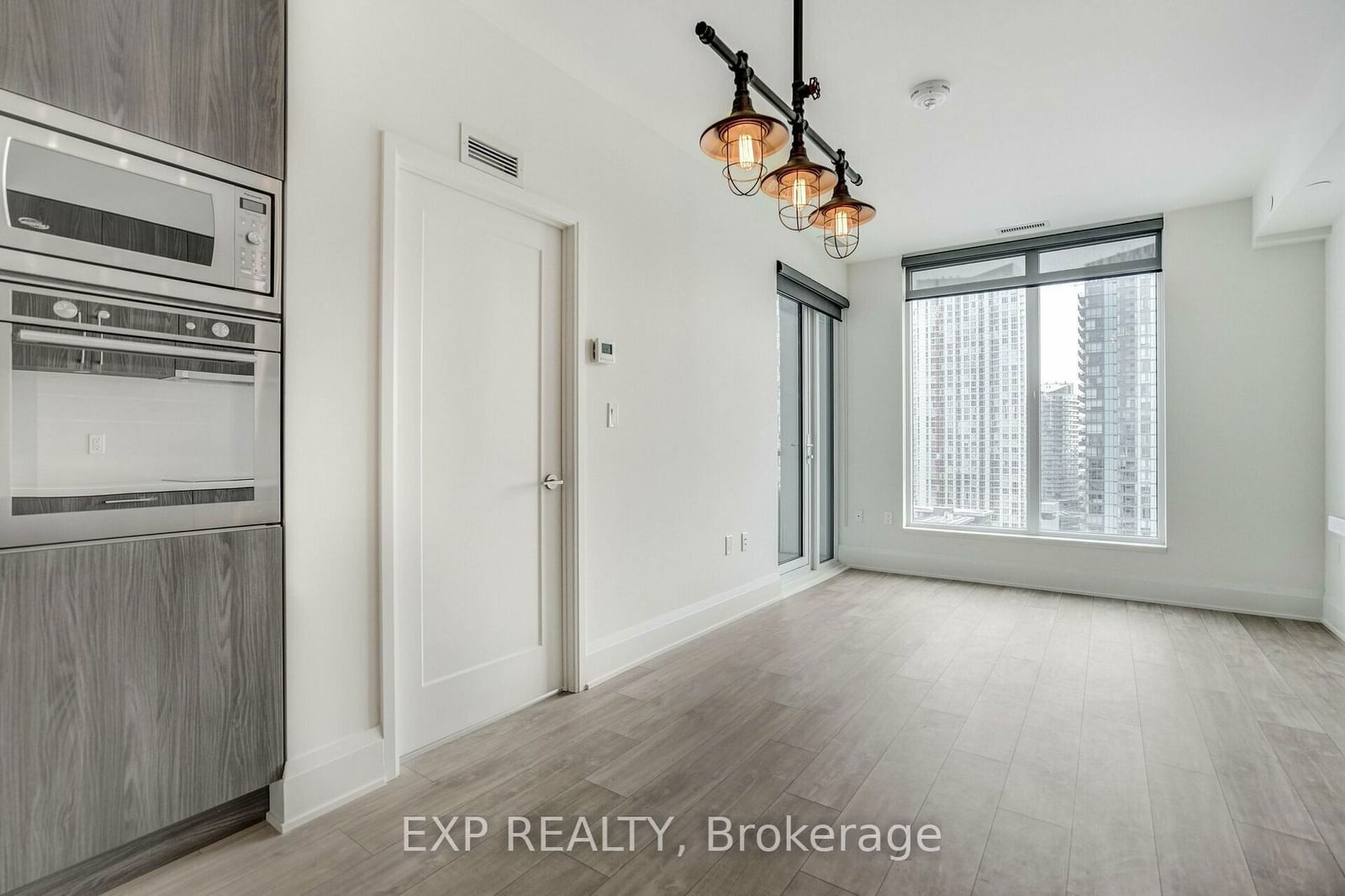 576 Front St W, unit 1005E for rent