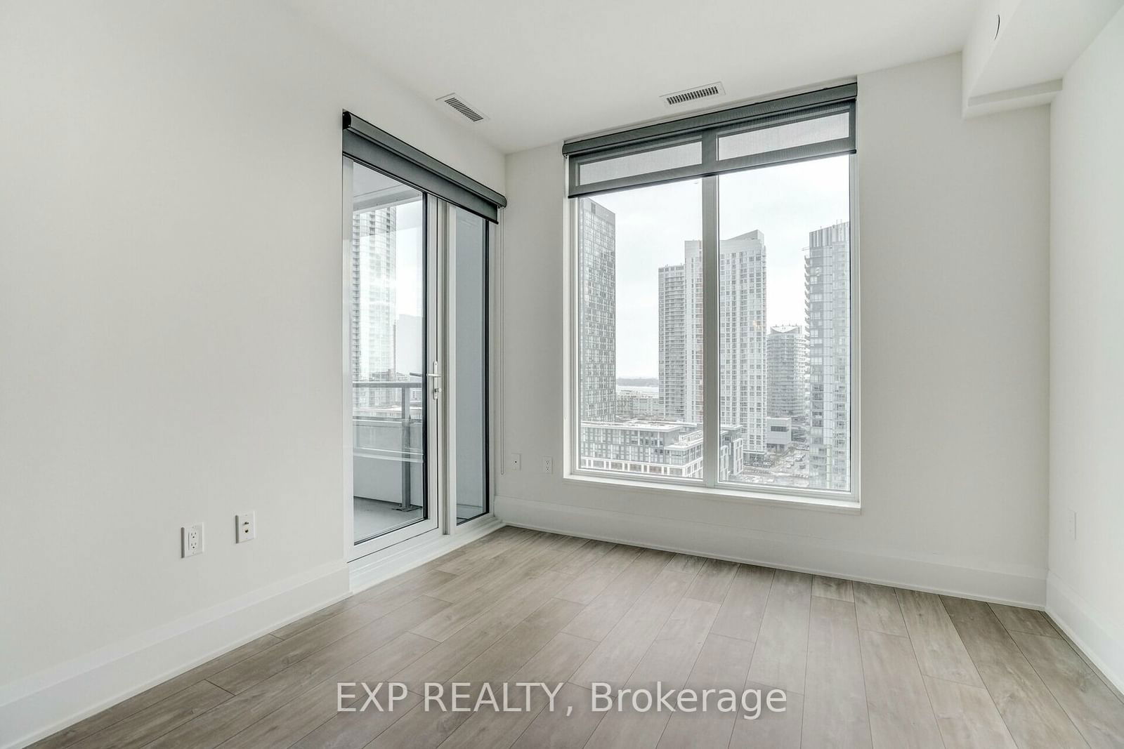 576 Front St W, unit 1005E for rent