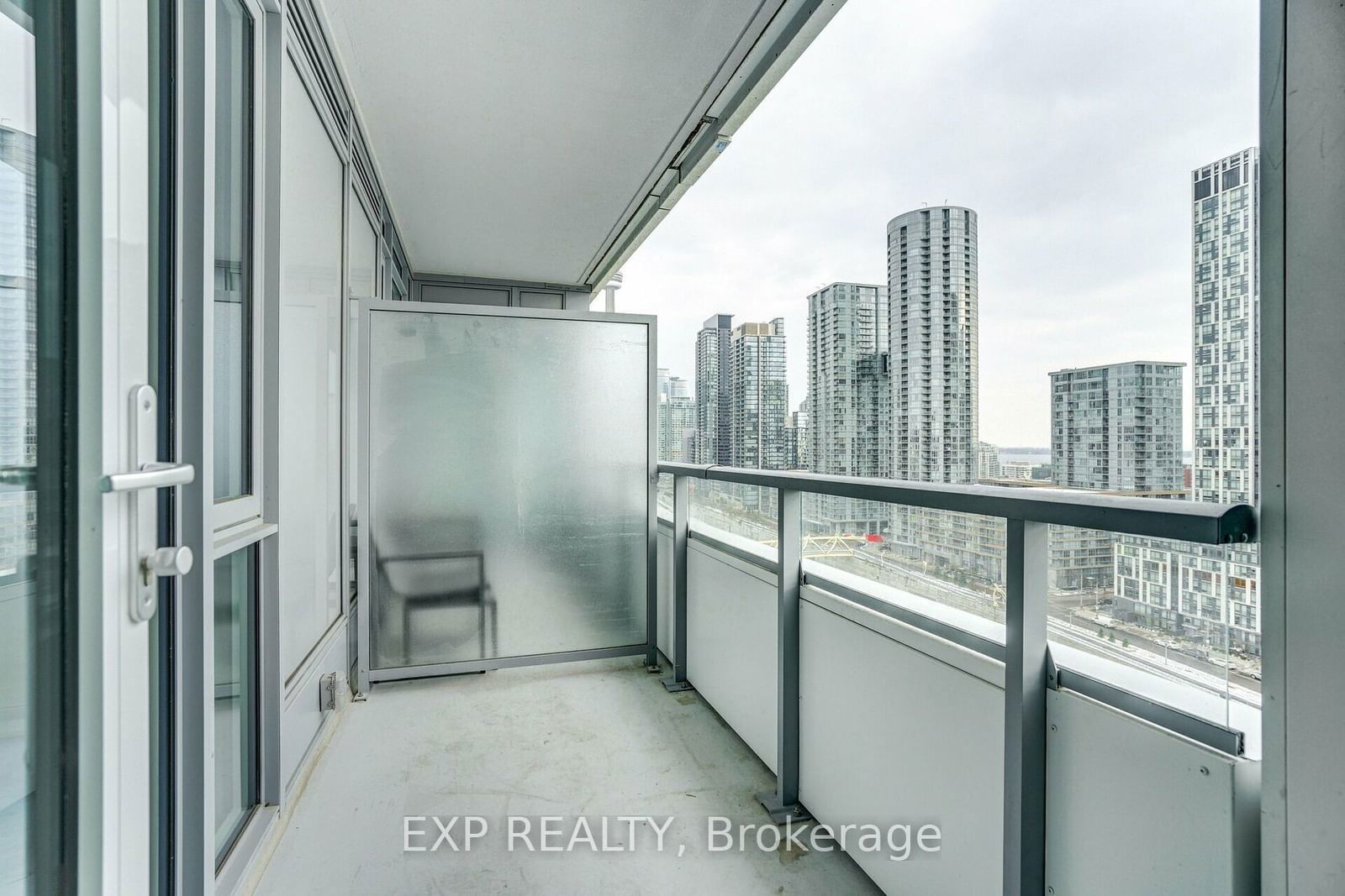 576 Front St W, unit 1005E for rent