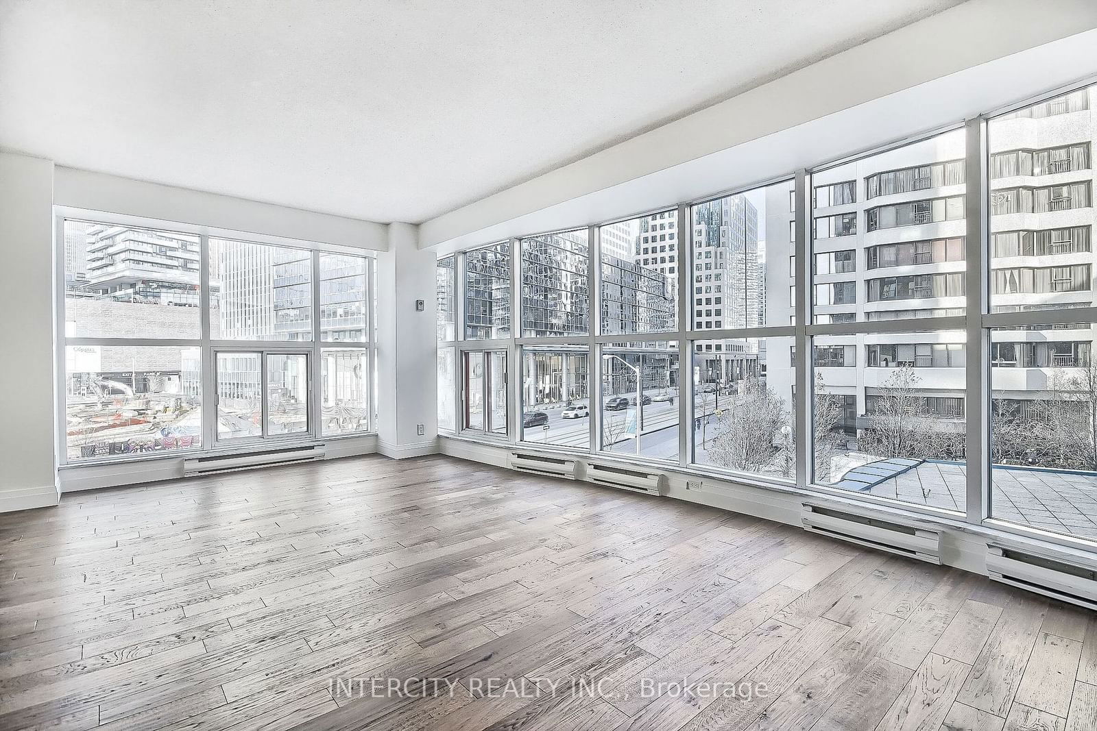 77 Harbour Sq, unit 402 for rent