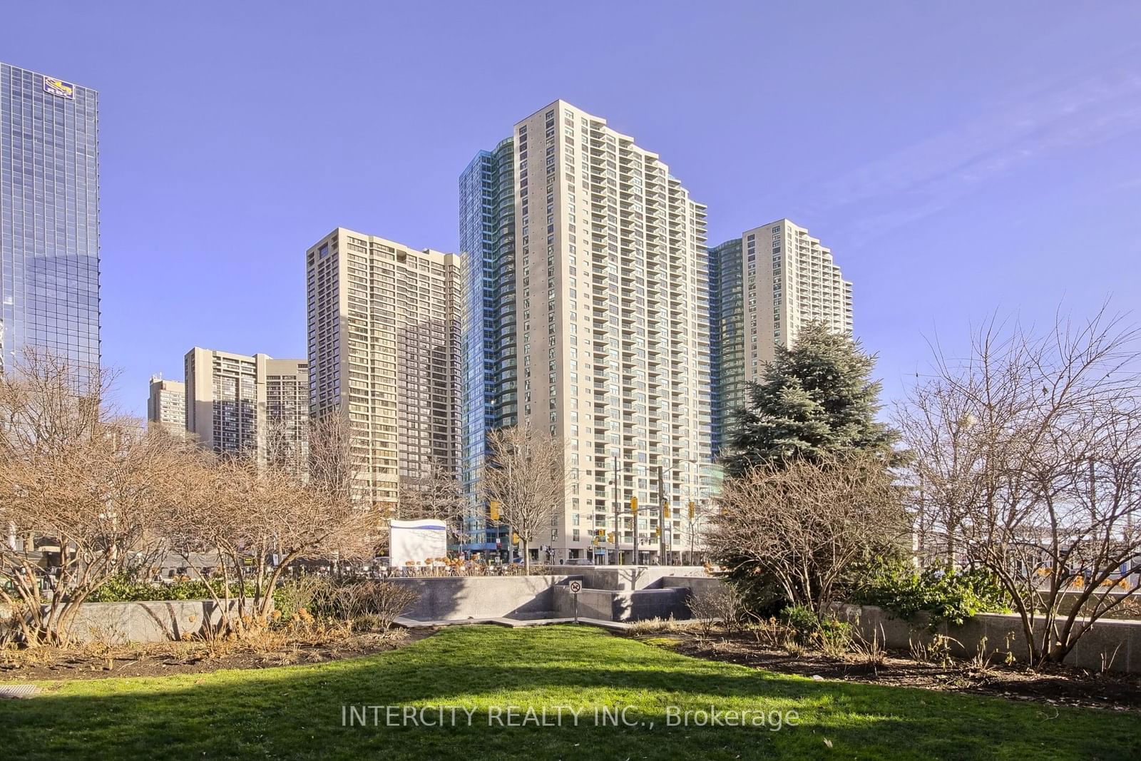 77 Harbour Sq, unit 402 for rent