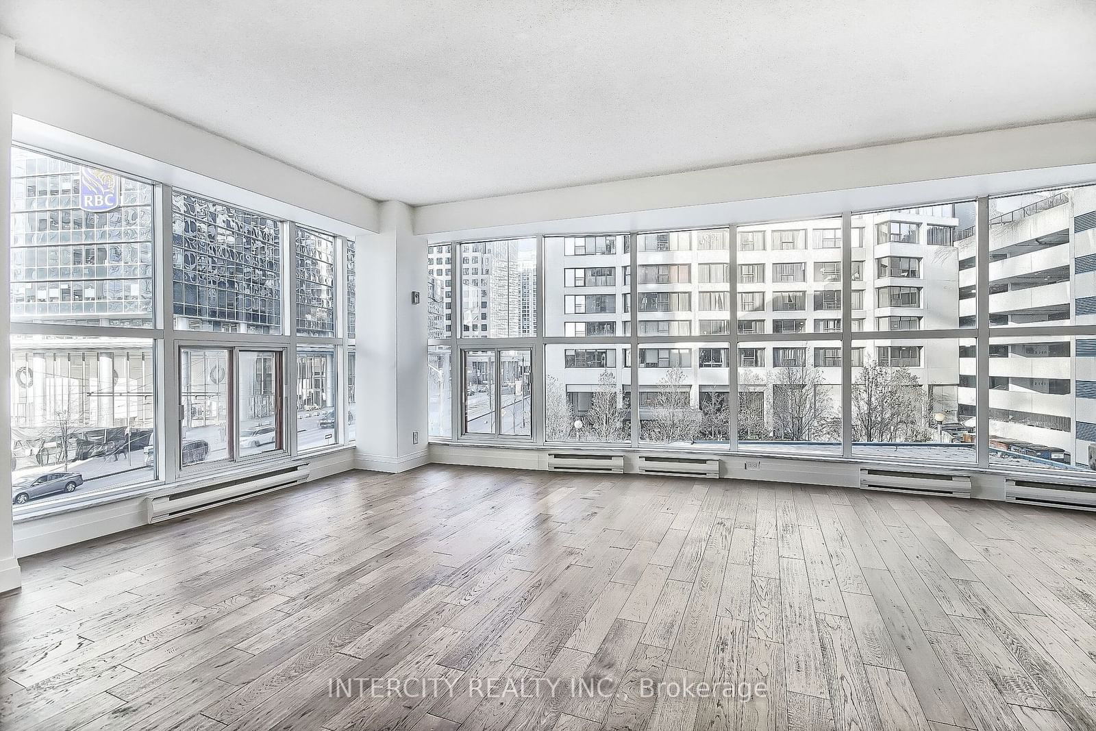 77 Harbour Sq, unit 402 for rent