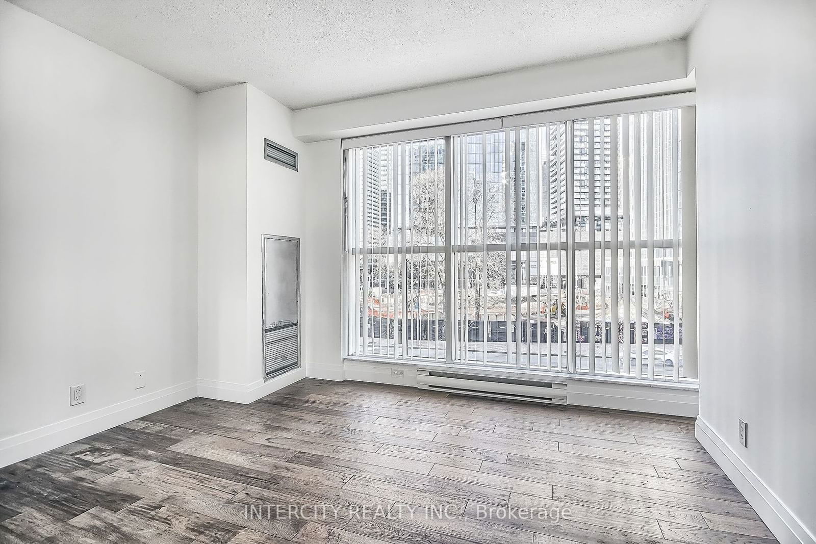 77 Harbour Sq, unit 402 for rent