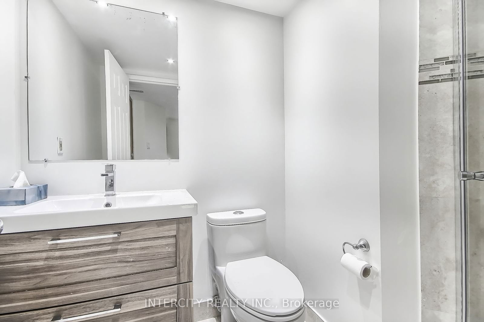 77 Harbour Sq, unit 402 for rent