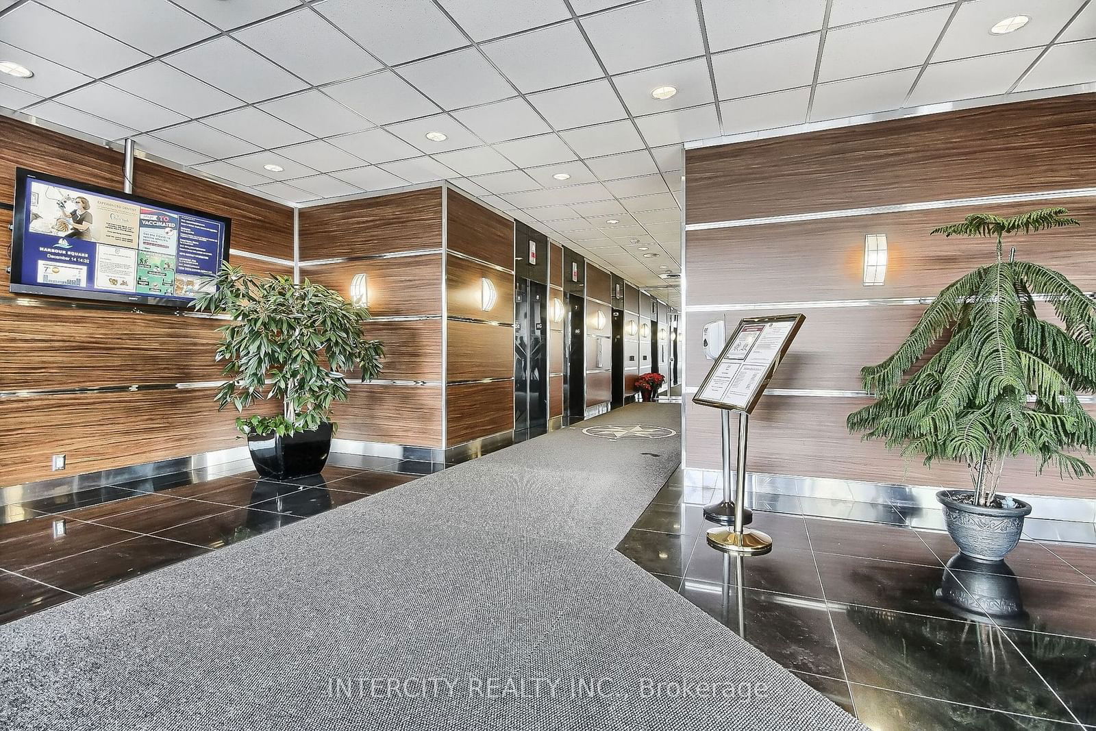 77 Harbour Sq, unit 402 for rent