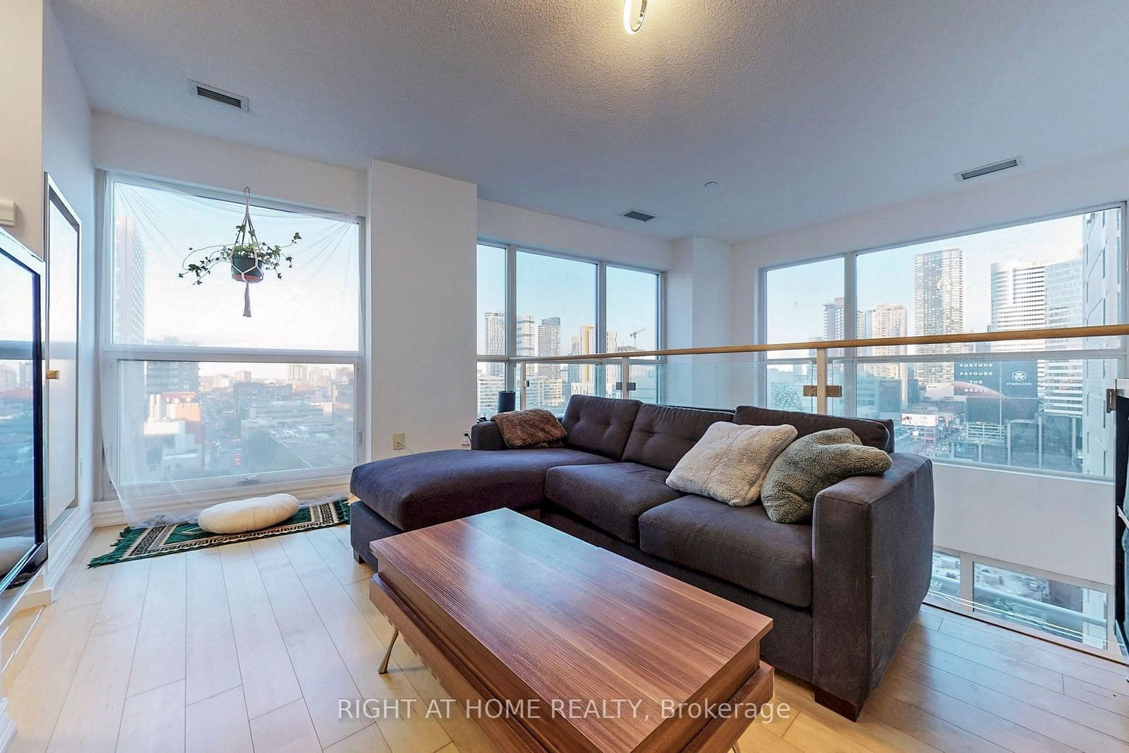 386 Yonge St, unit 1110 for rent