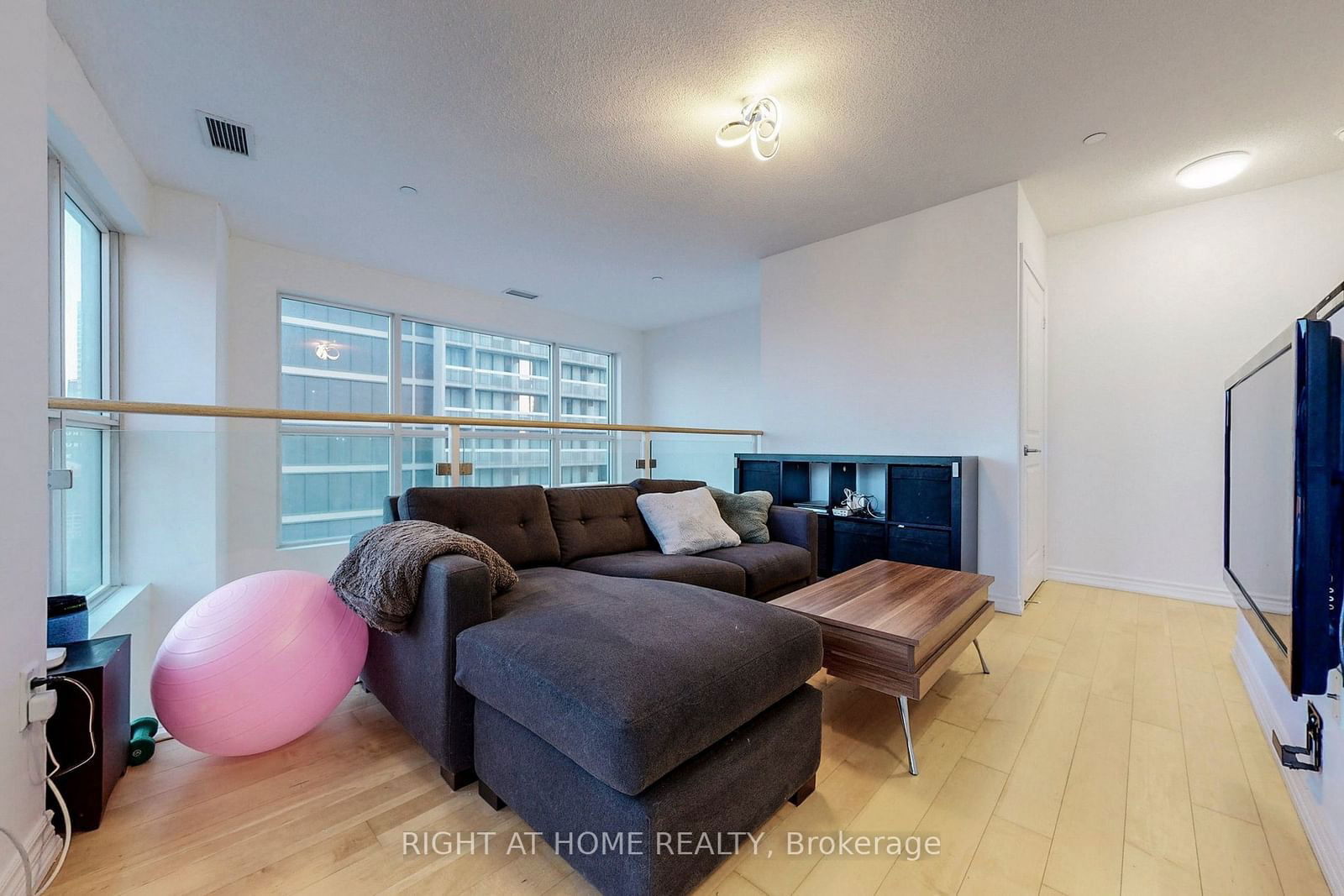 386 Yonge St, unit 1110 for rent