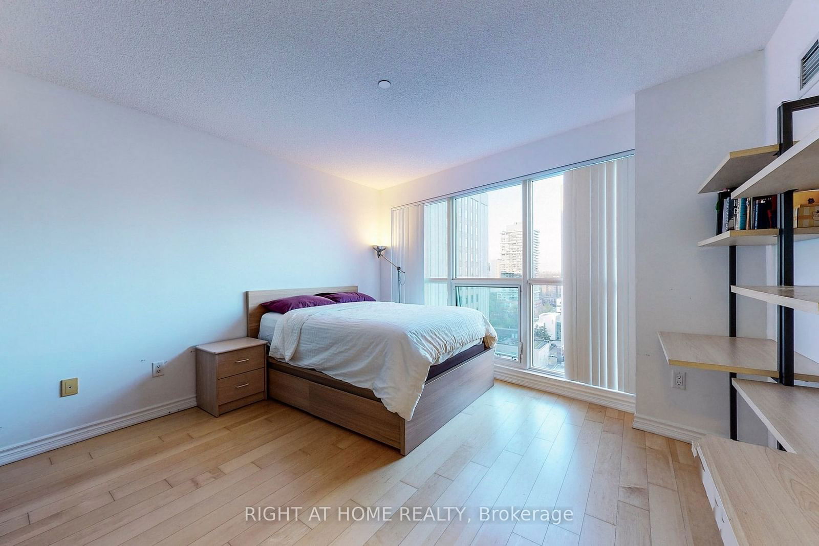 386 Yonge St, unit 1110 for rent