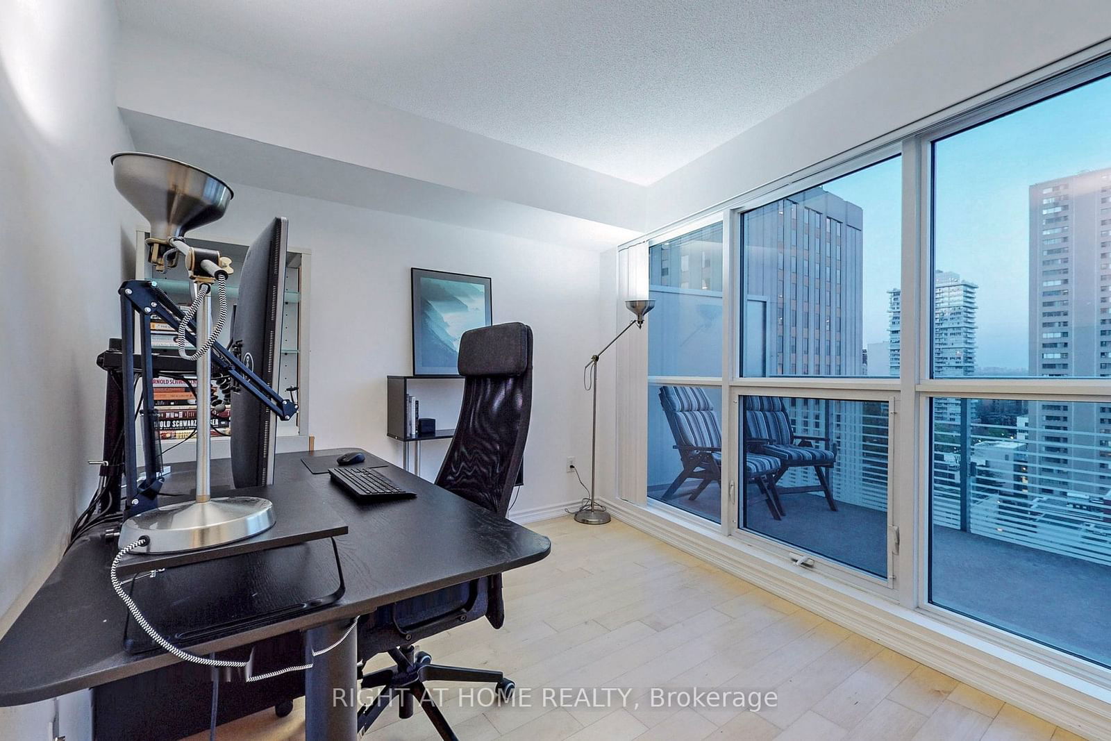 386 Yonge St, unit 1110 for rent