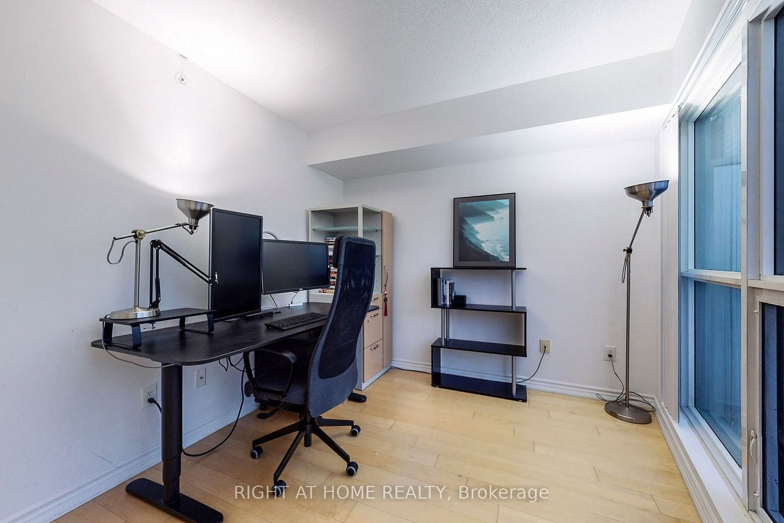 386 Yonge St, unit 1110 for rent