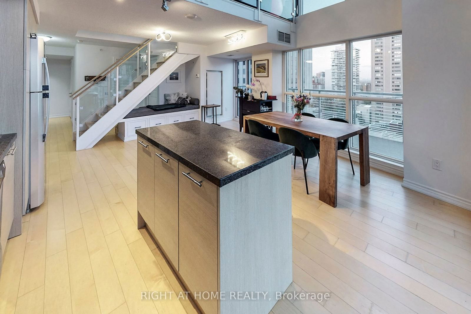 386 Yonge St, unit 1110 for rent