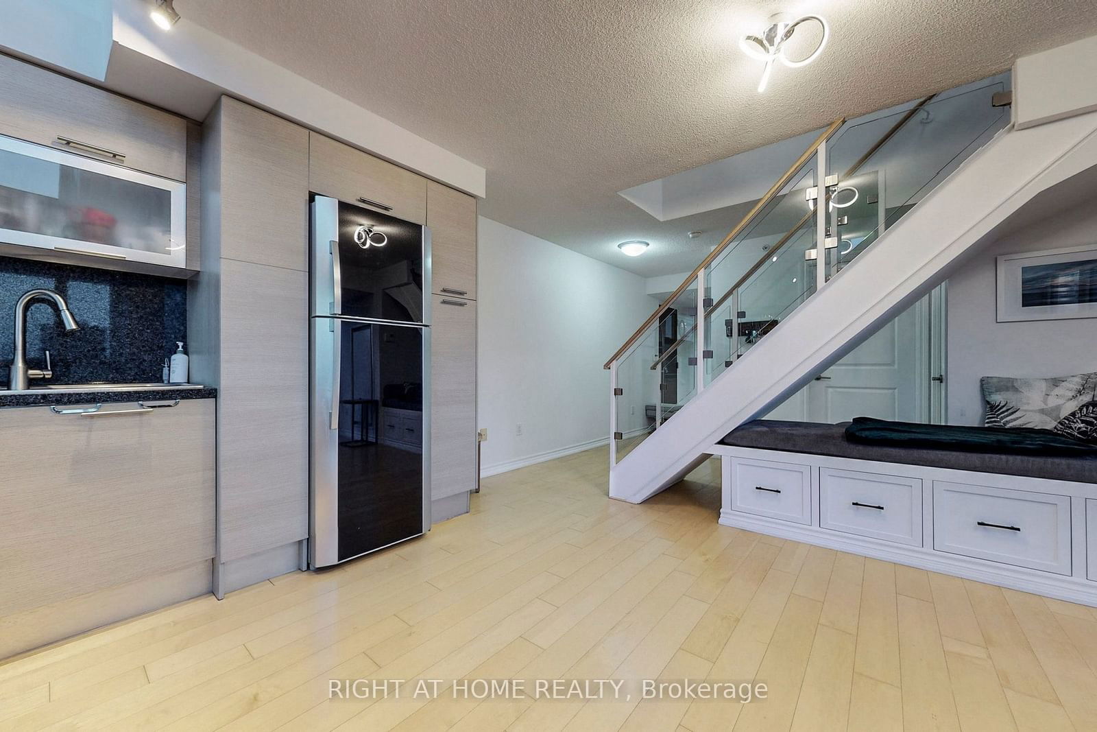 386 Yonge St, unit 1110 for rent