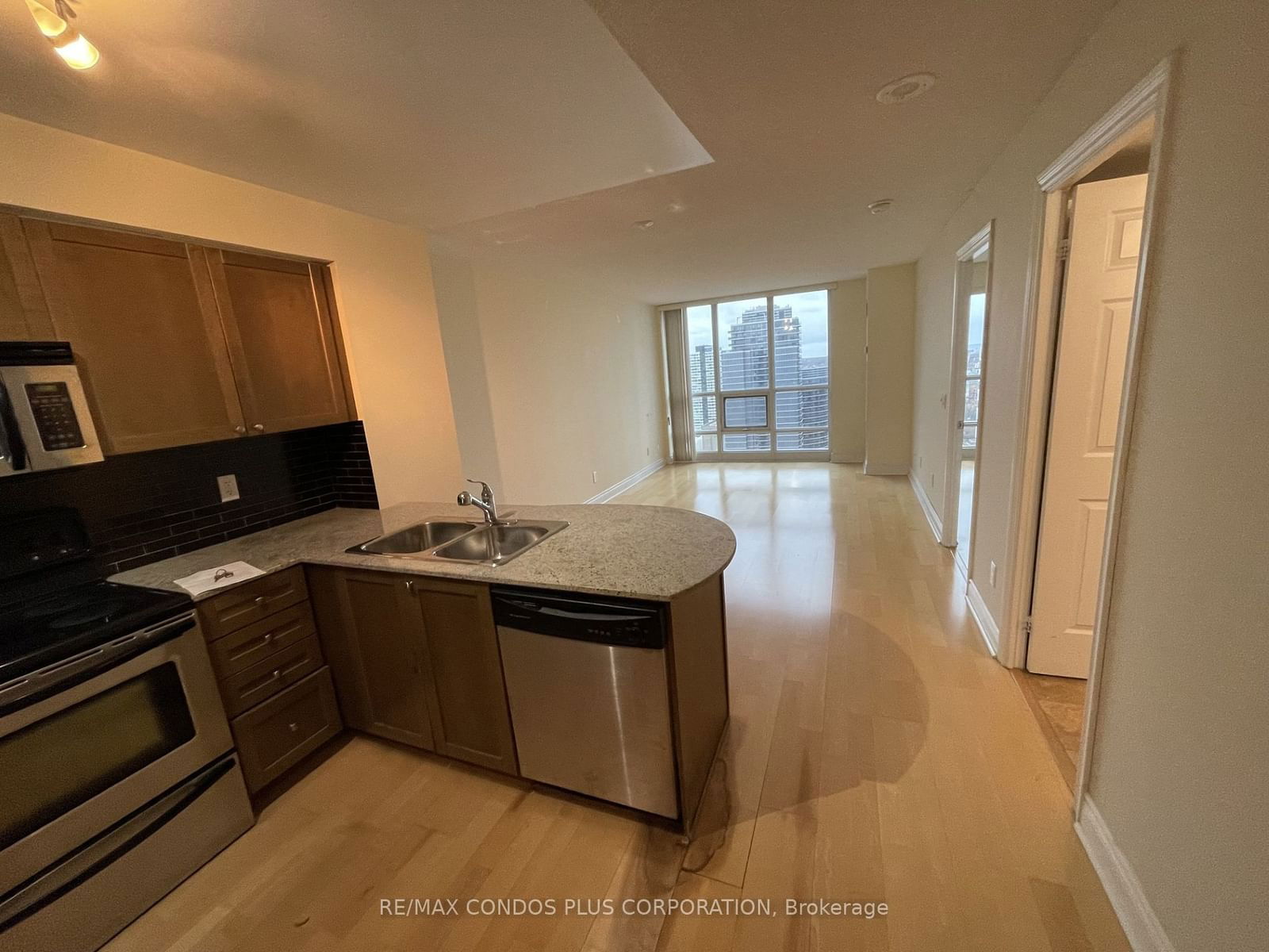 763 Bay St, unit 3904 for rent