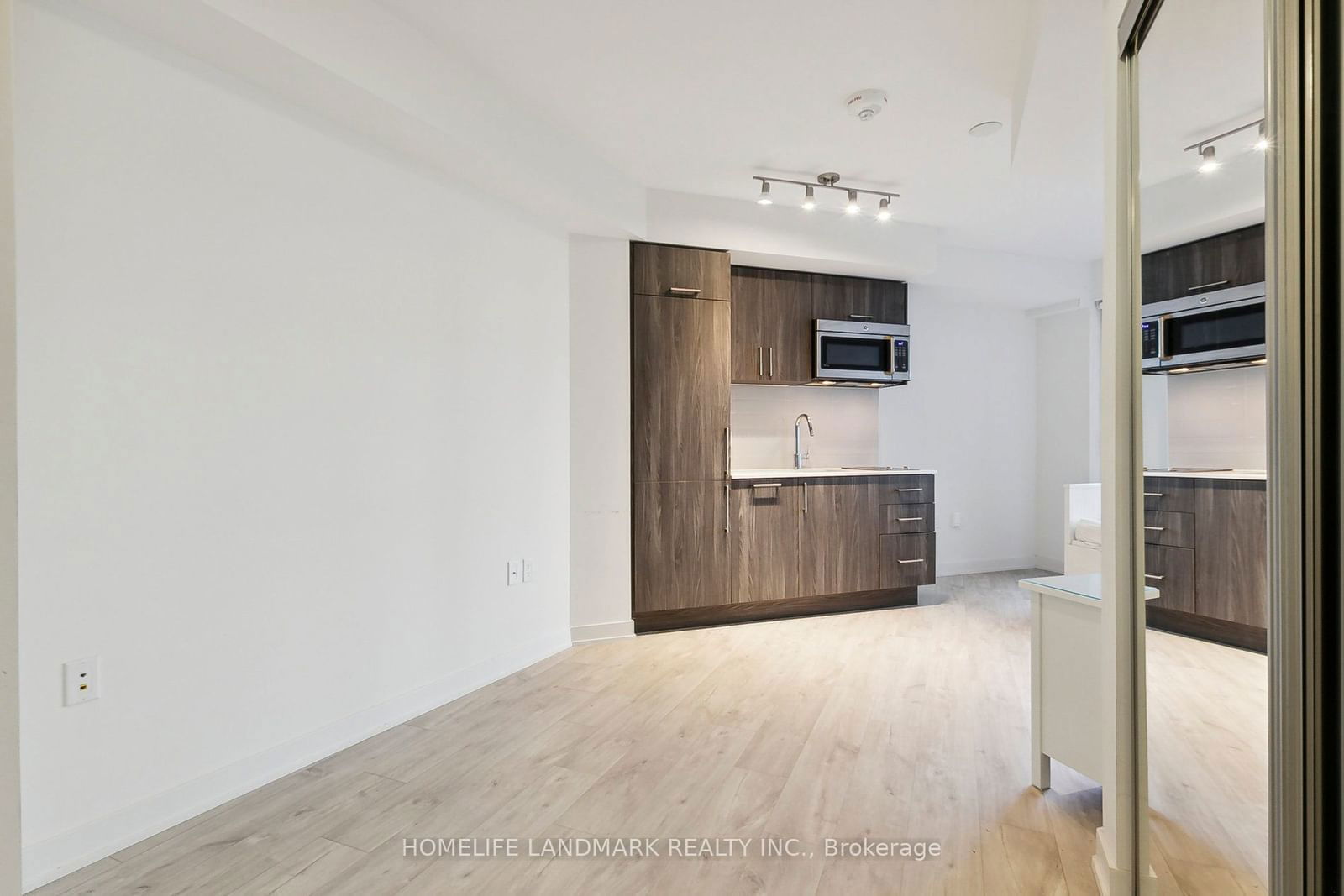 27 BATHURST St, unit 301W for sale