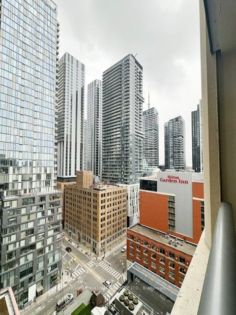 108 Peter St, unit 1810 for rent