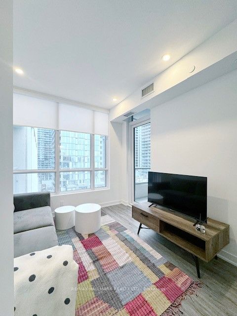 108 Peter St, unit 1810 for rent