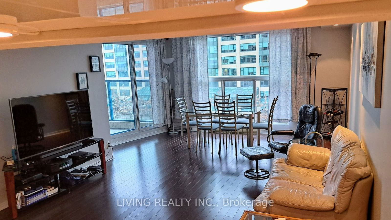 77 Harbour Sq, unit 710 for rent