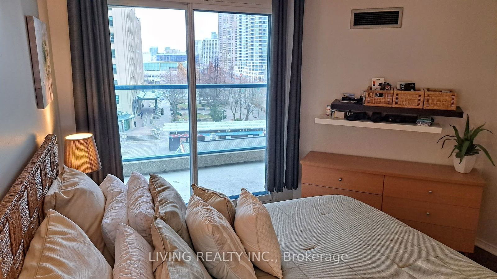 77 Harbour Sq, unit 710 for rent