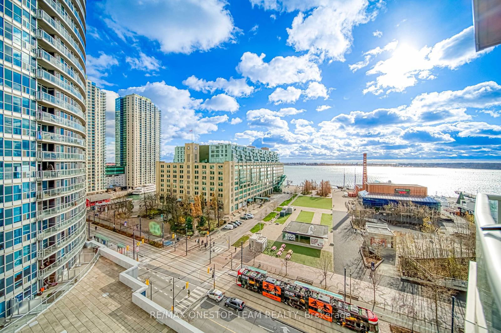 218 Queens Quay W, unit 1002 for rent