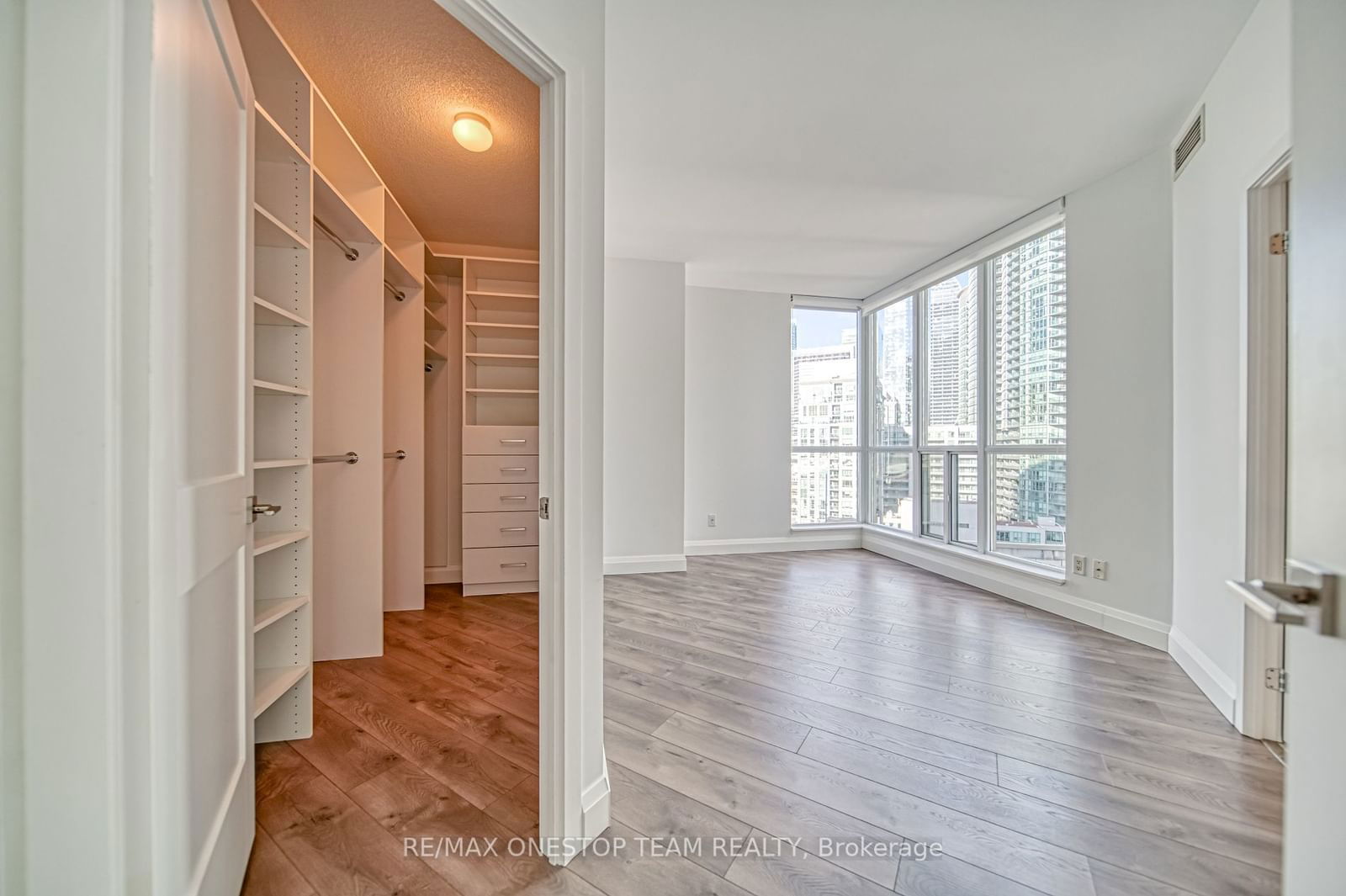 218 Queens Quay W, unit 1002 for rent