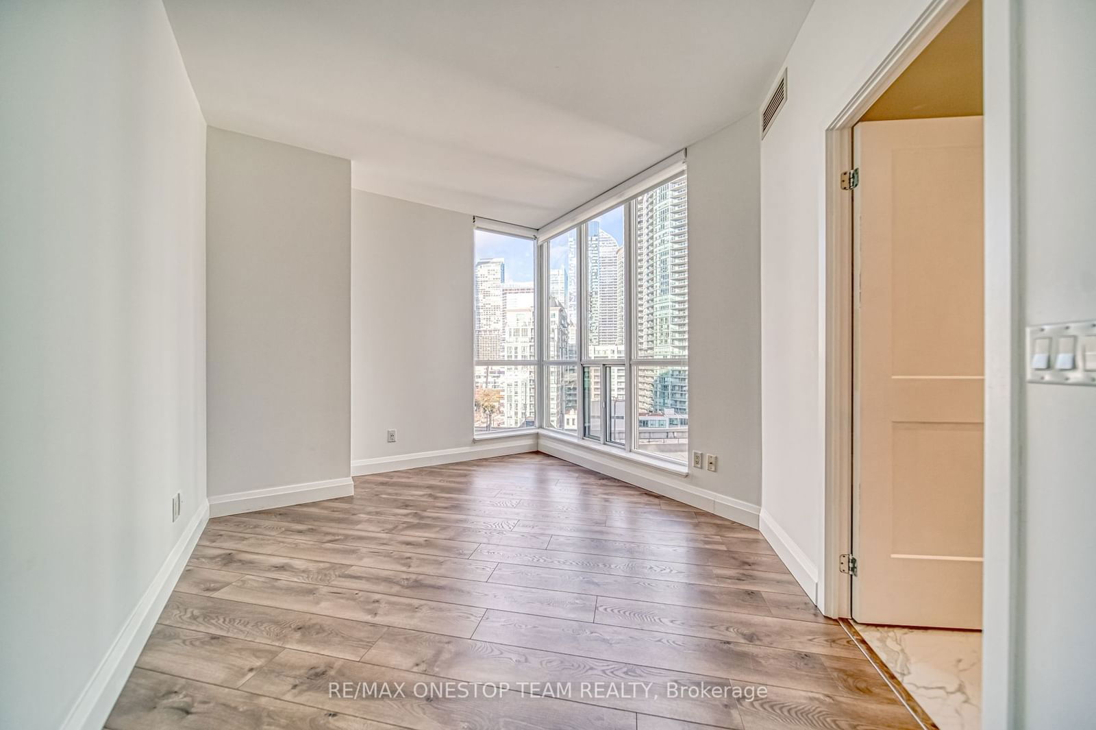 218 Queens Quay W, unit 1002 for rent