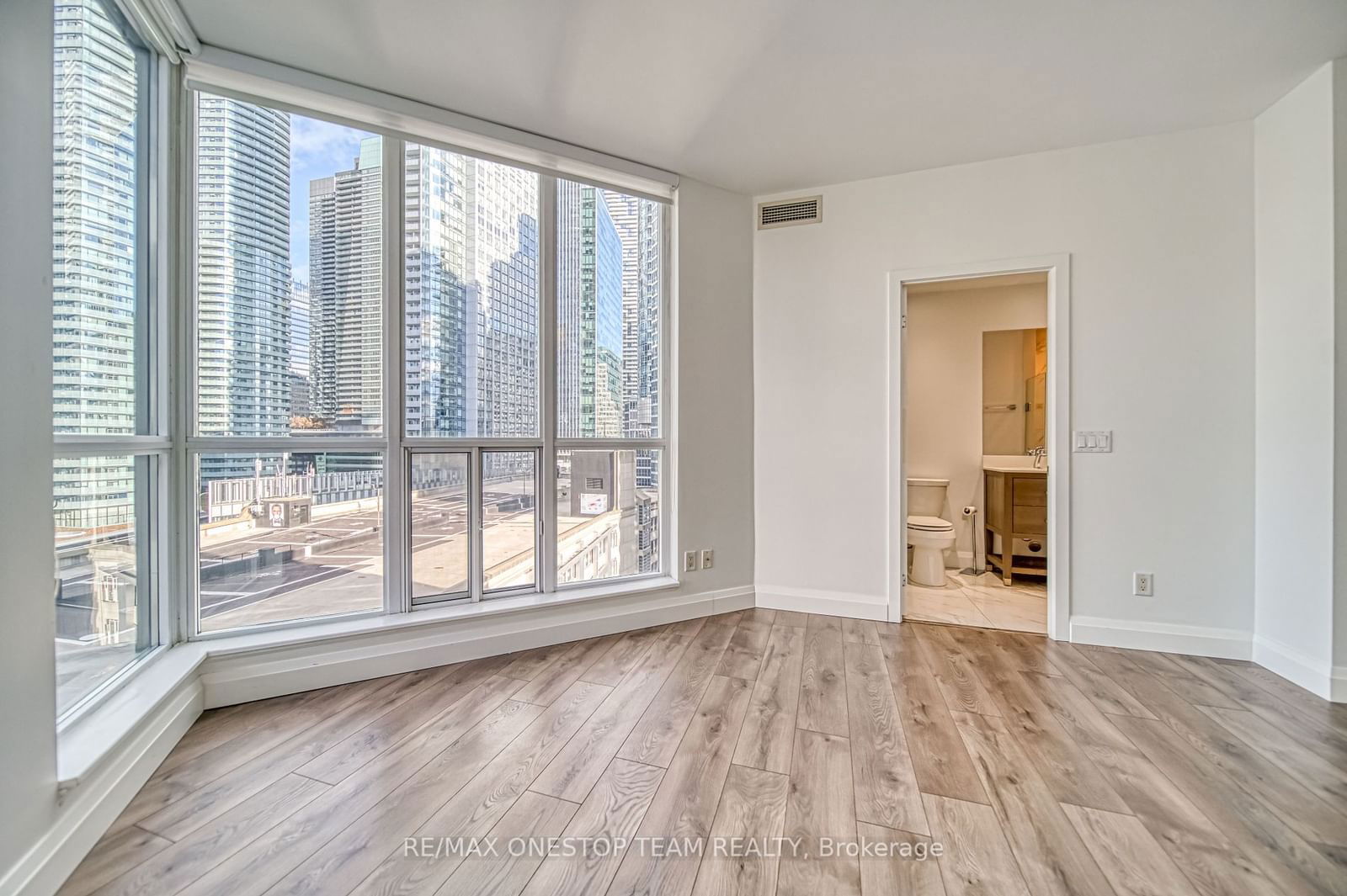 218 Queens Quay W, unit 1002 for rent