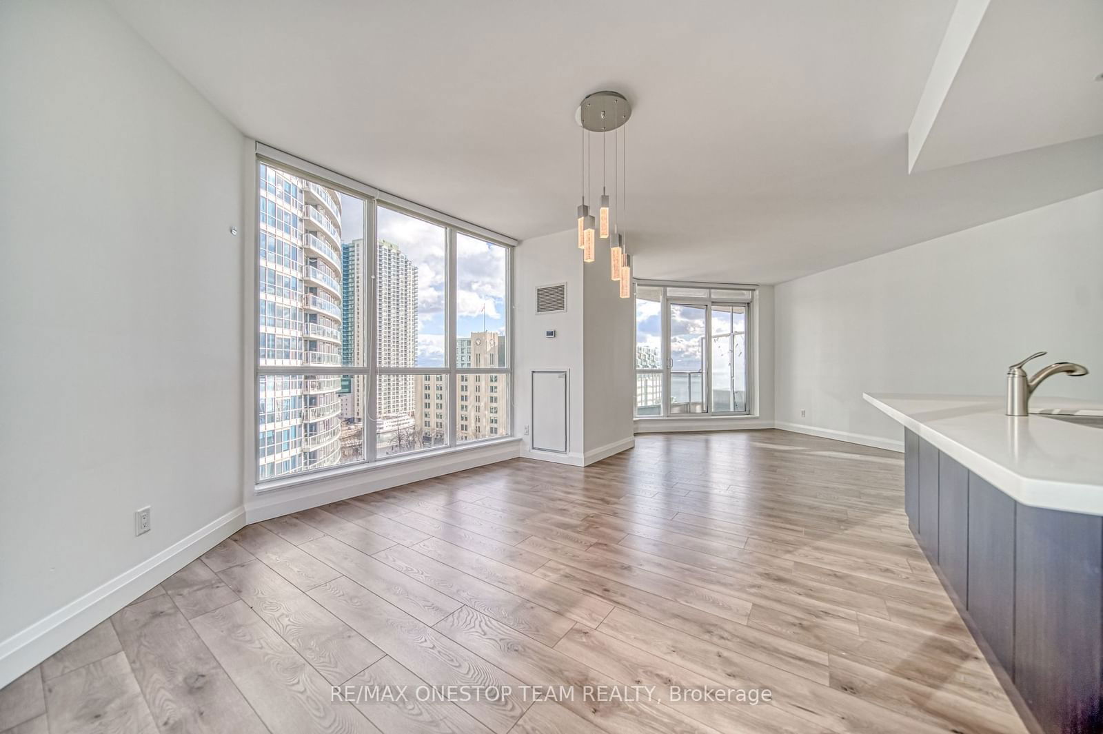 218 Queens Quay W, unit 1002 for rent