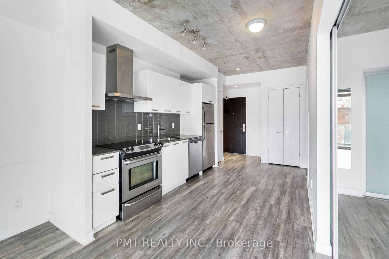 95 Bathurst St, unit 421 for rent