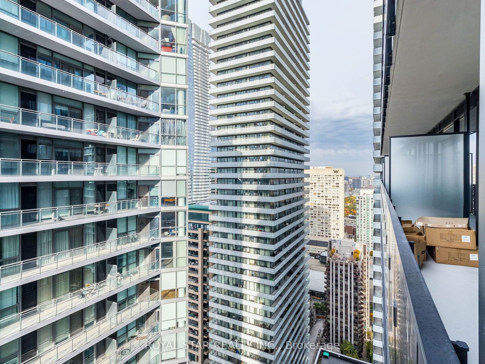 55 Charles St E, unit 3906 for rent