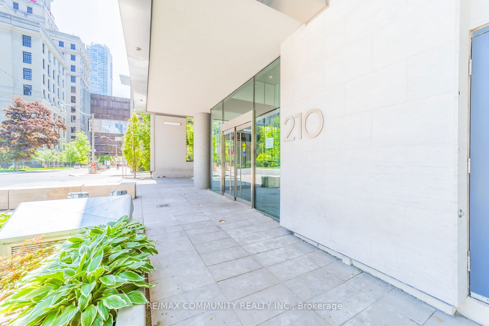 210 Simcoe St E, unit 1210 for sale