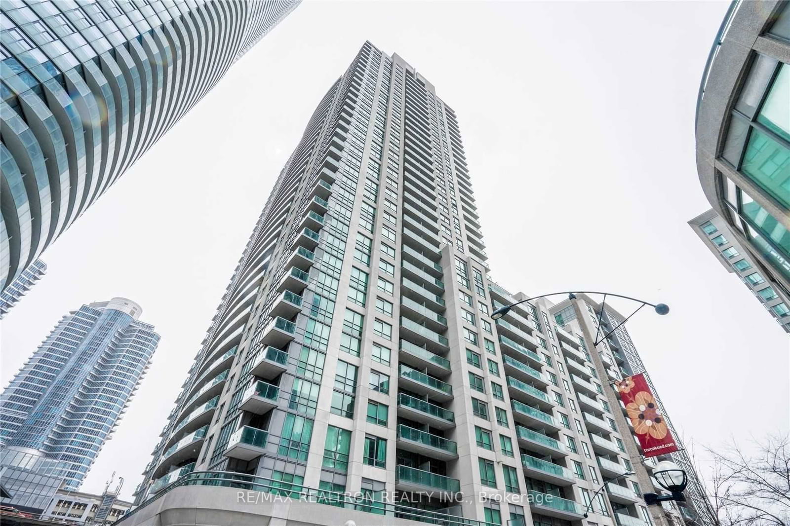 19 Grand Trunk Cres, unit 2709 for rent