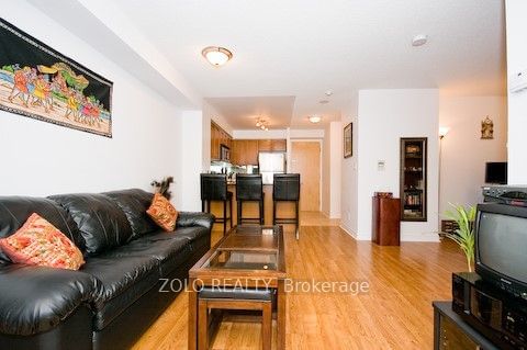 212 Eglinton Ave E, unit 811 for rent