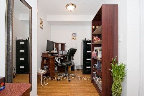 212 Eglinton Ave E, unit 811 for rent