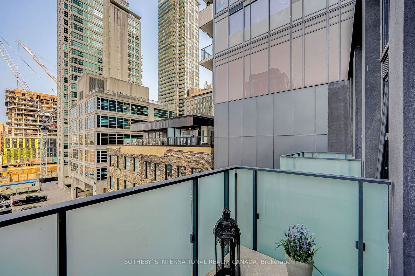 25 Richmond St E, unit 402 for rent