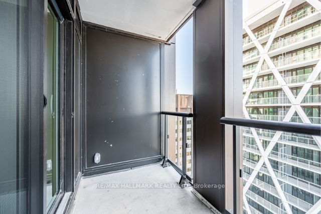 238 Simcoe St, unit 3107 for rent