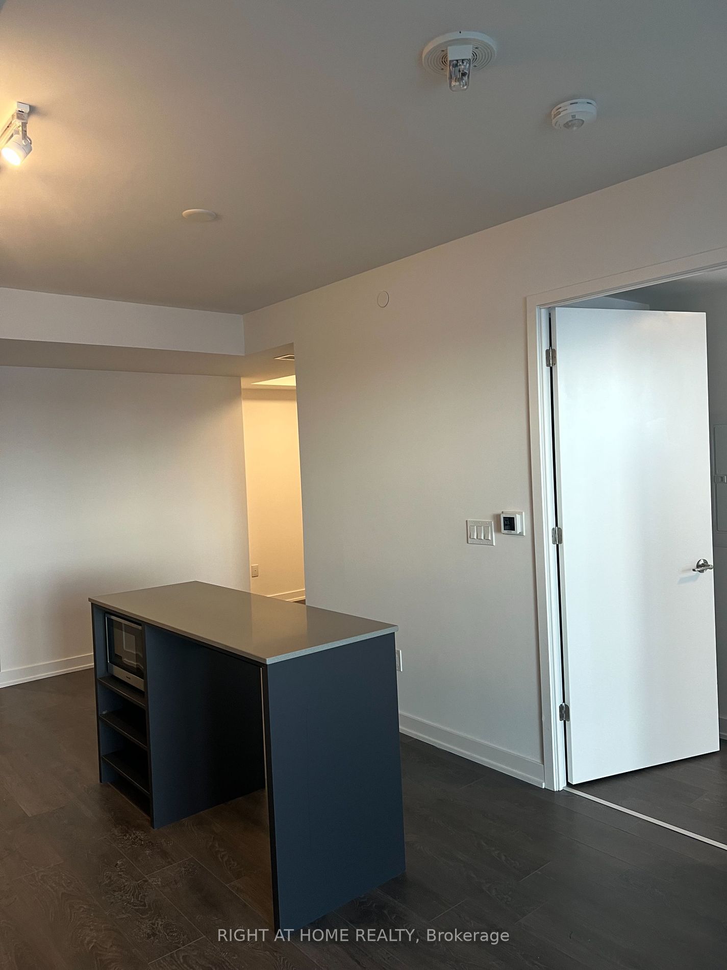 8 Tippett Rd S, unit 708 for rent