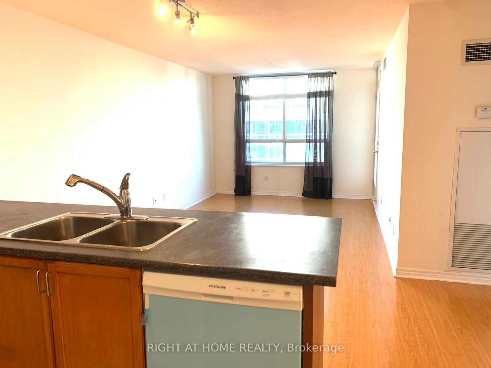 18 Parkview Ave, unit 1903 for rent