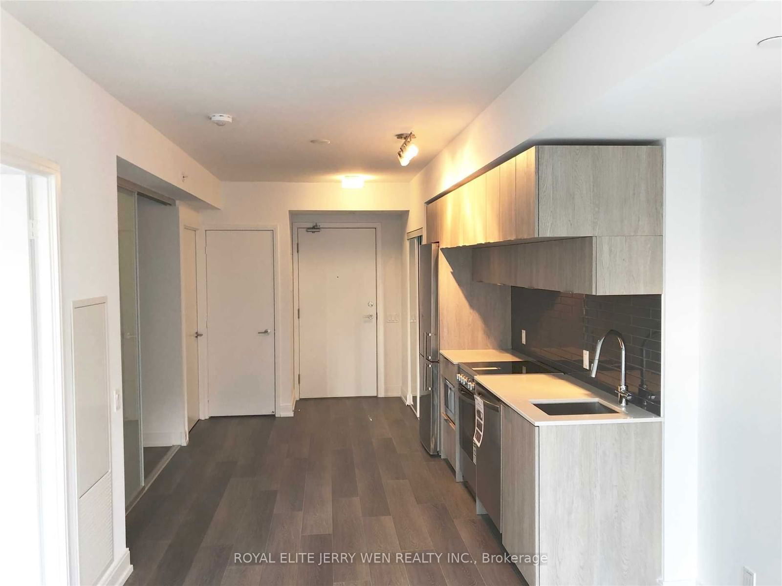 181 Dundas St E, unit 806 for rent