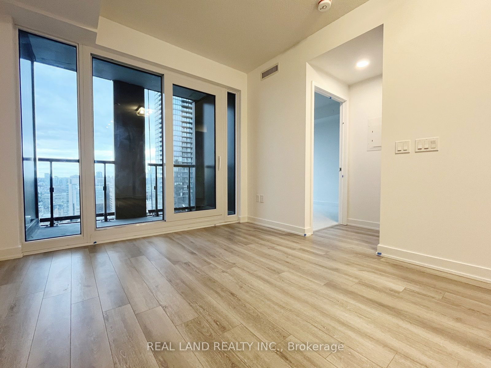 238 Simcoe St, unit 3210 for rent