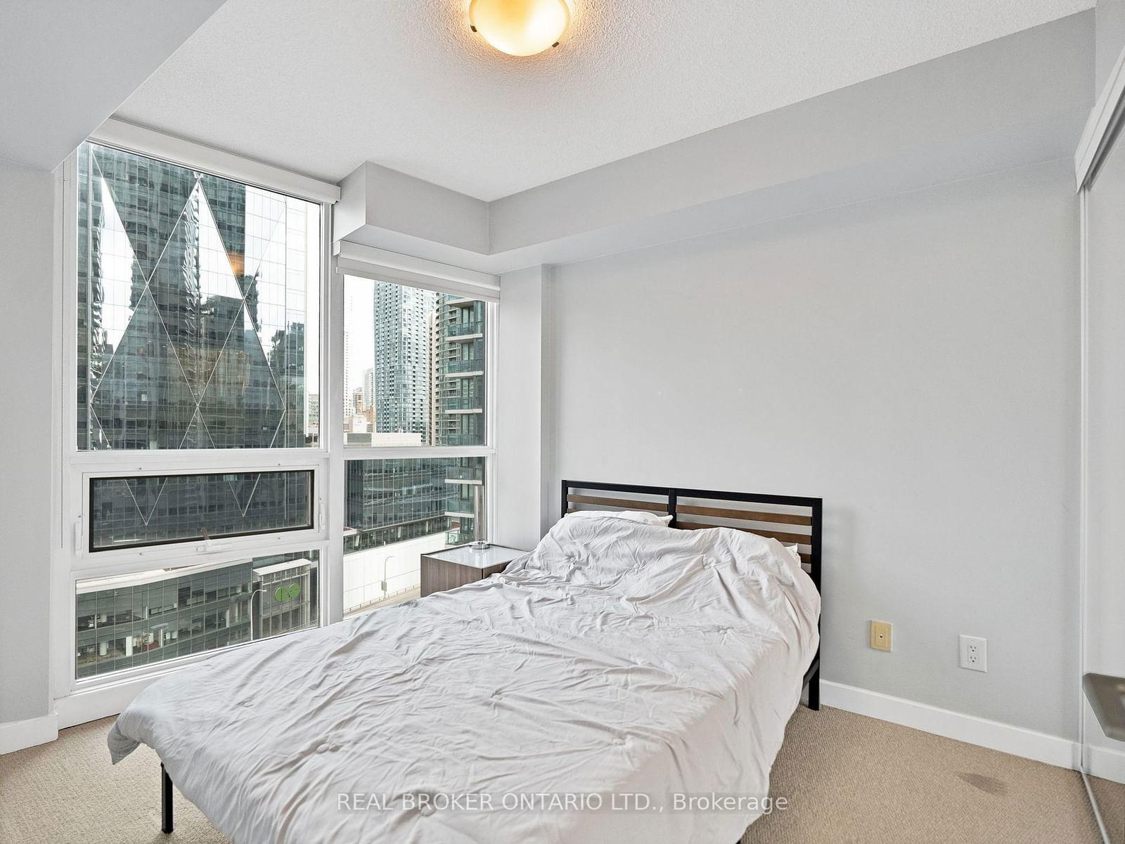 33 Bay St, unit 1603 for rent