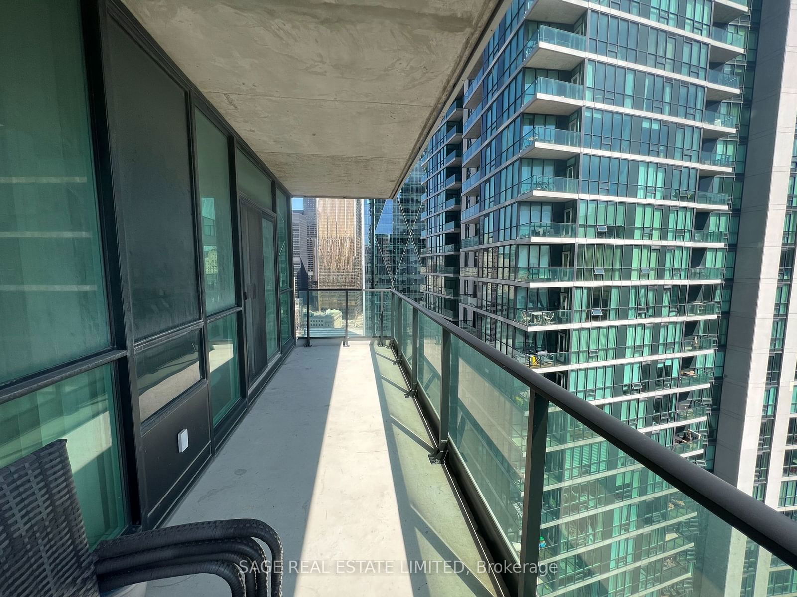 33 Bay St, unit 2706 for rent