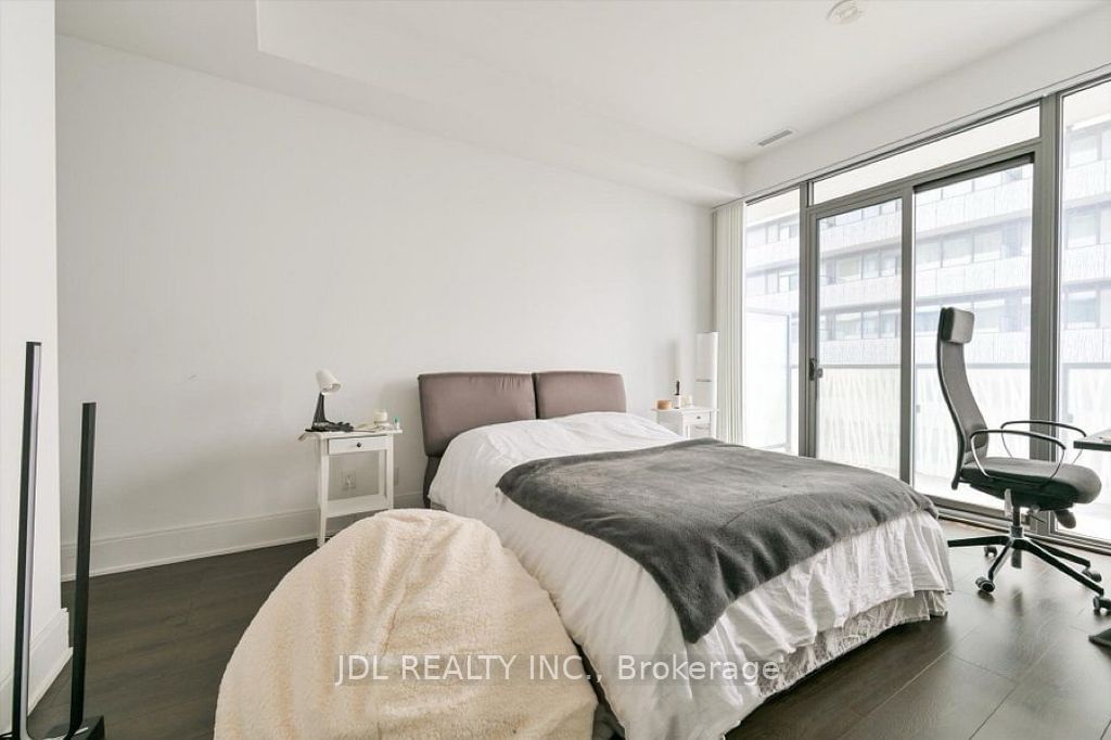 50 Charles St E, unit Lph4706 for rent